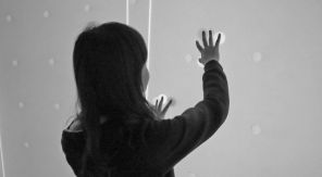 Touchscreen en 3D displays gecombineerd: Een scherm dat je kan indrukken & uitrekken - zwartwit