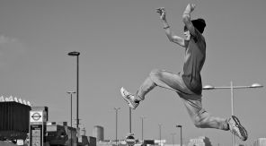 Ren een stukje mee met deze freerunner en ontdek zijn wereld - zwartwit
